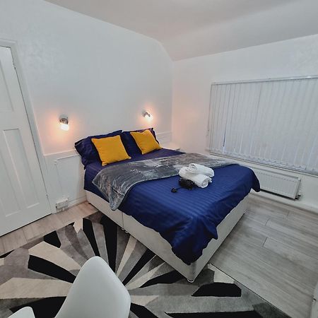 Luxury Double Bed With Private Bathroom, Netflix, Work Space And Wifi Leeds  Buitenkant foto