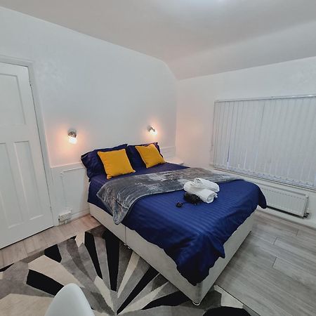 Luxury Double Bed With Private Bathroom, Netflix, Work Space And Wifi Leeds  Buitenkant foto