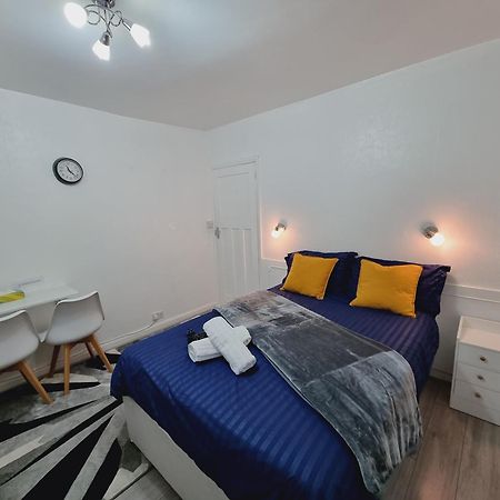 Luxury Double Bed With Private Bathroom, Netflix, Work Space And Wifi Leeds  Buitenkant foto