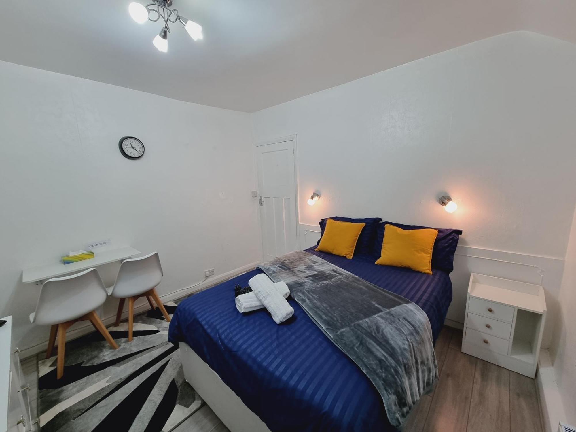 Luxury Double Bed With Private Bathroom, Netflix, Work Space And Wifi Leeds  Buitenkant foto