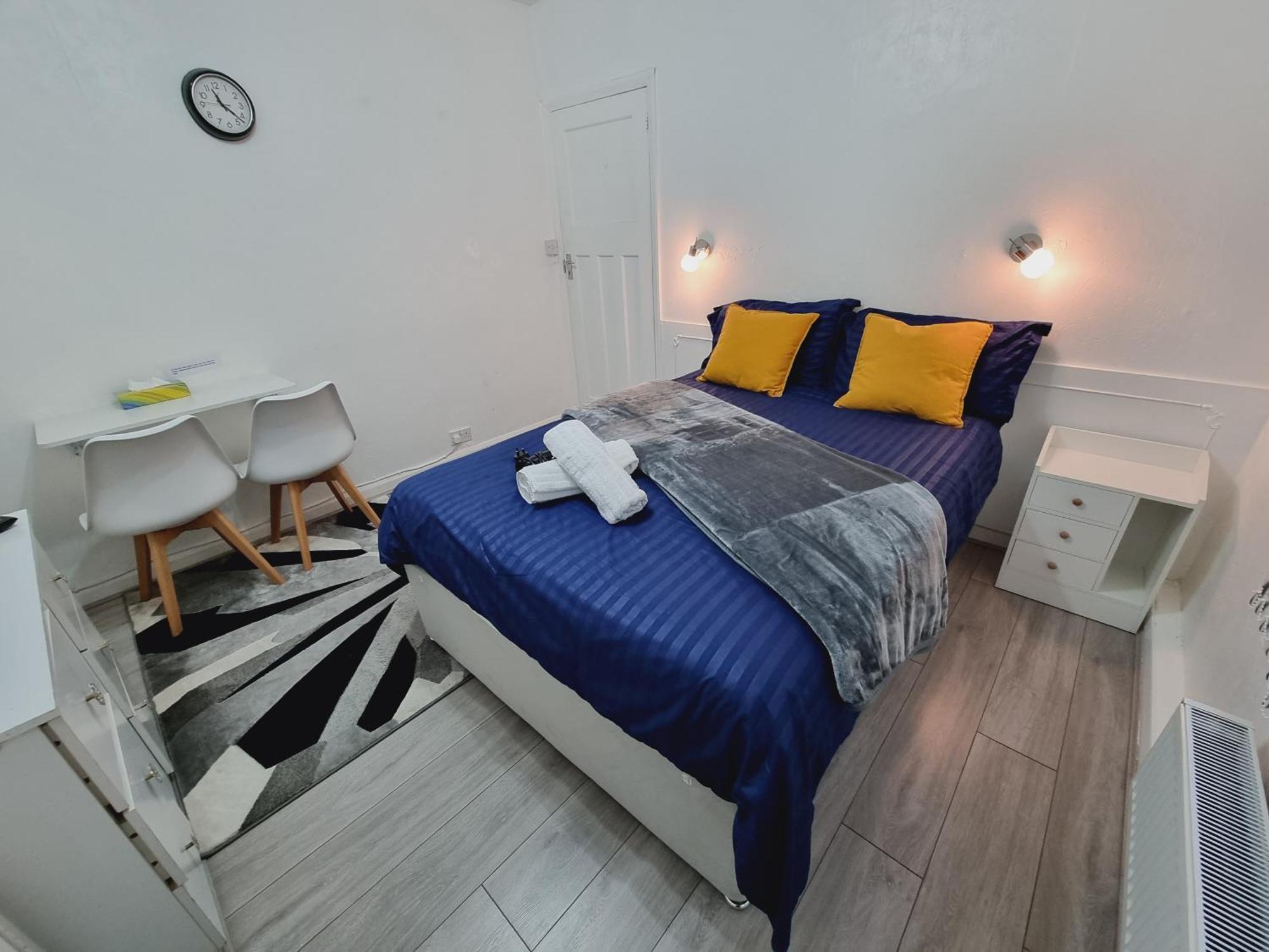 Luxury Double Bed With Private Bathroom, Netflix, Work Space And Wifi Leeds  Buitenkant foto