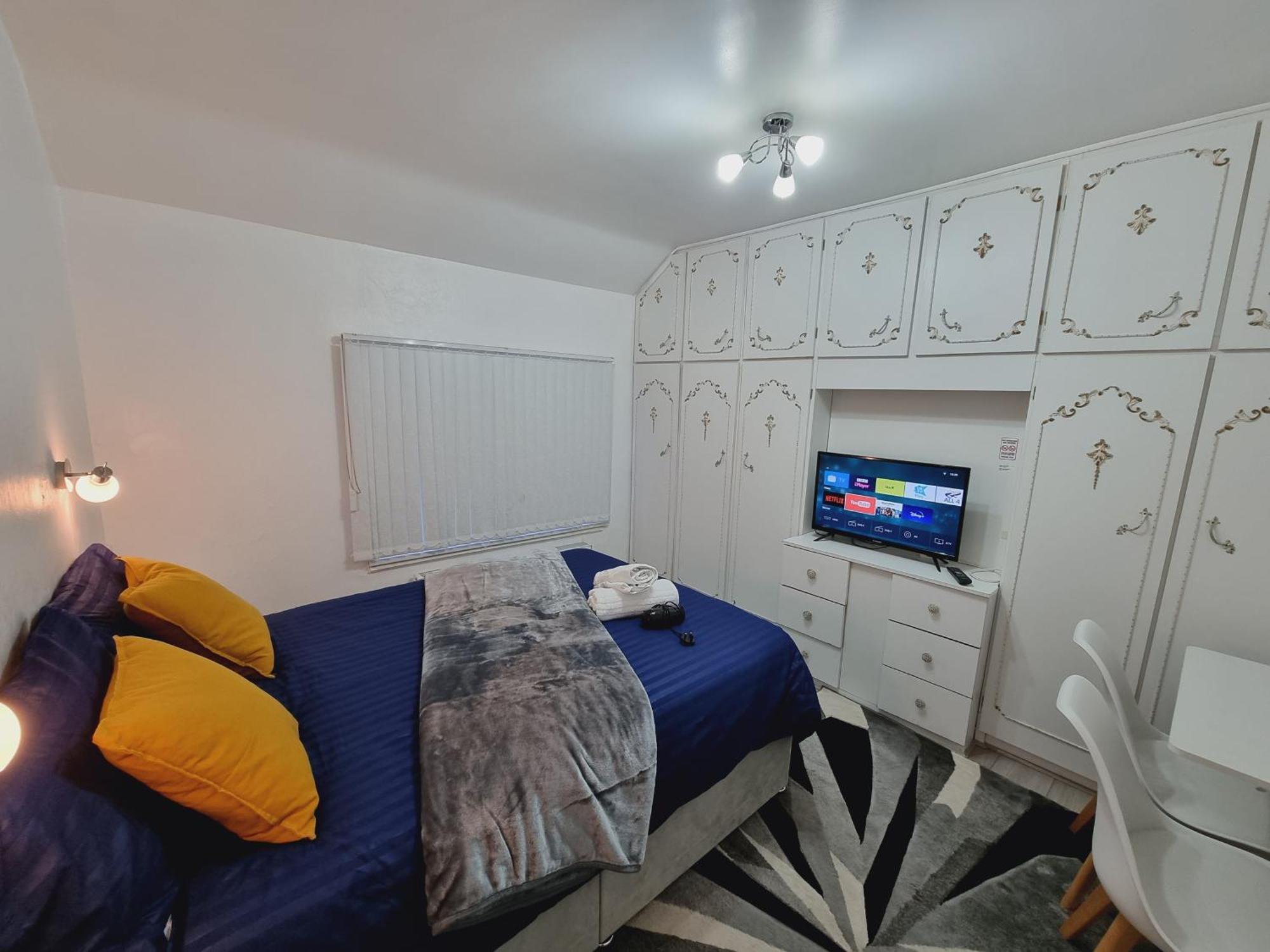 Luxury Double Bed With Private Bathroom, Netflix, Work Space And Wifi Leeds  Buitenkant foto